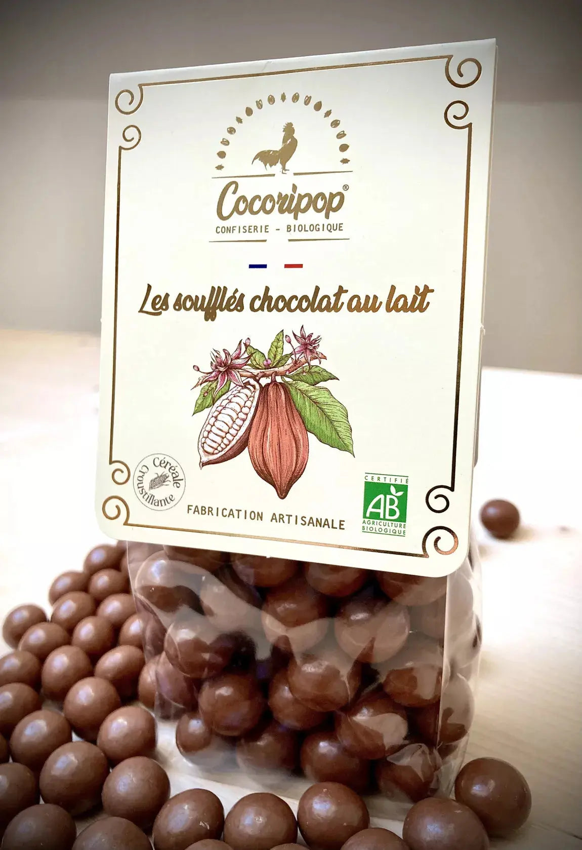 Les Soufflés Chocolat au Lait Bio – une douceur croquante et fondante, alliant l’onctuosité du chocolat au lait et le croustillant des céréales soufflées. Une mise en scène gourmande et raffinée pour une dégustation savoureuse. bio