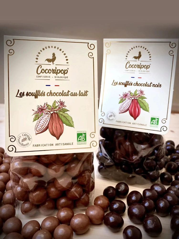 Les Soufflés Chocolat Noir – une gourmandise croustillante et fondante, alliant la puissance d’un chocolat noir d’exception à une texture légère et croquante. Une mise en scène raffinée pour une expérience chocolatée intense. bio