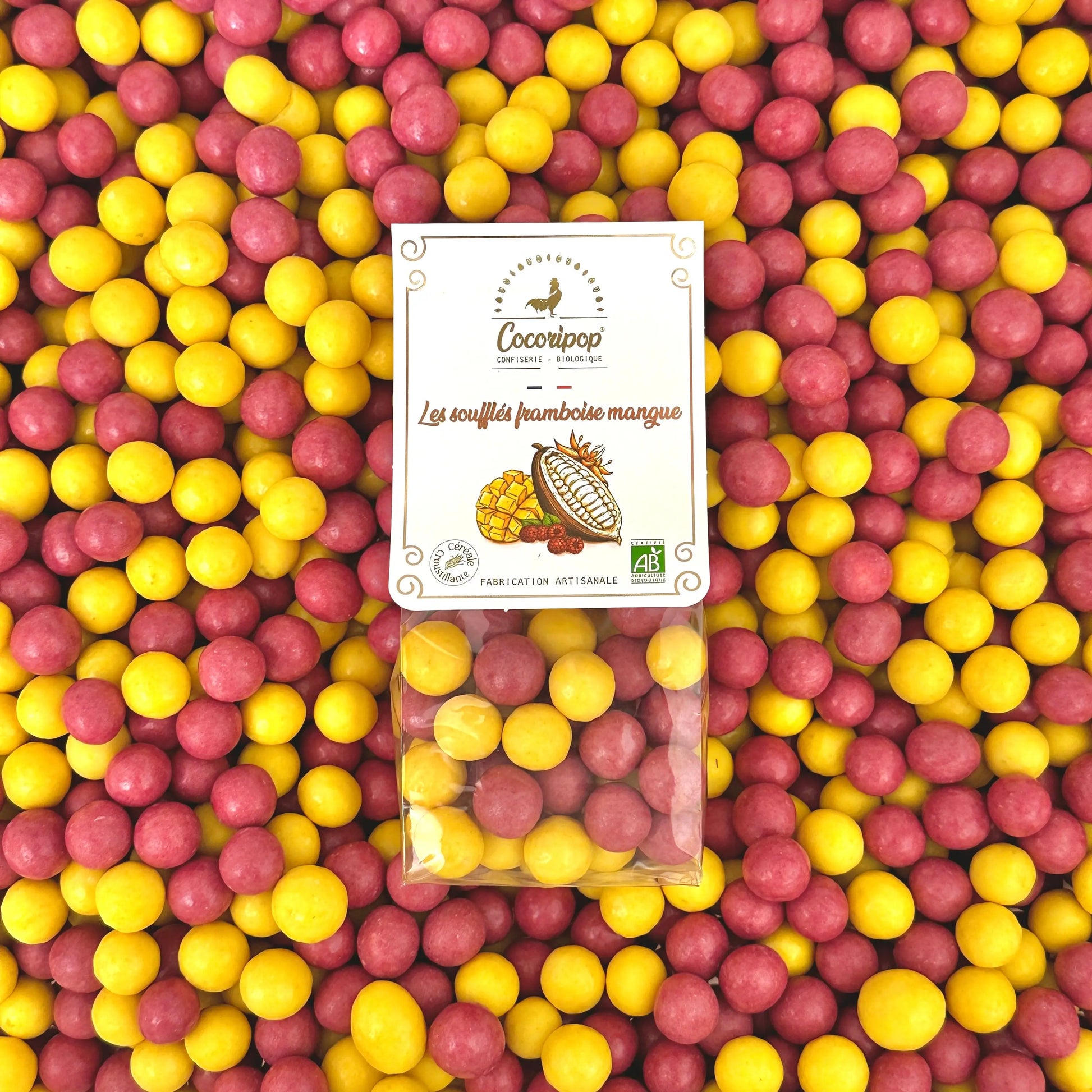 Les Soufflés Framboise Mangue Bio – une alliance parfaite entre la douceur sucrée de la mangue et l’acidulé de la framboise, mariées à un enrobage de chocolat blanc fondant. Une mise en scène gourmande et colorée pour une dégustation exquise. bio