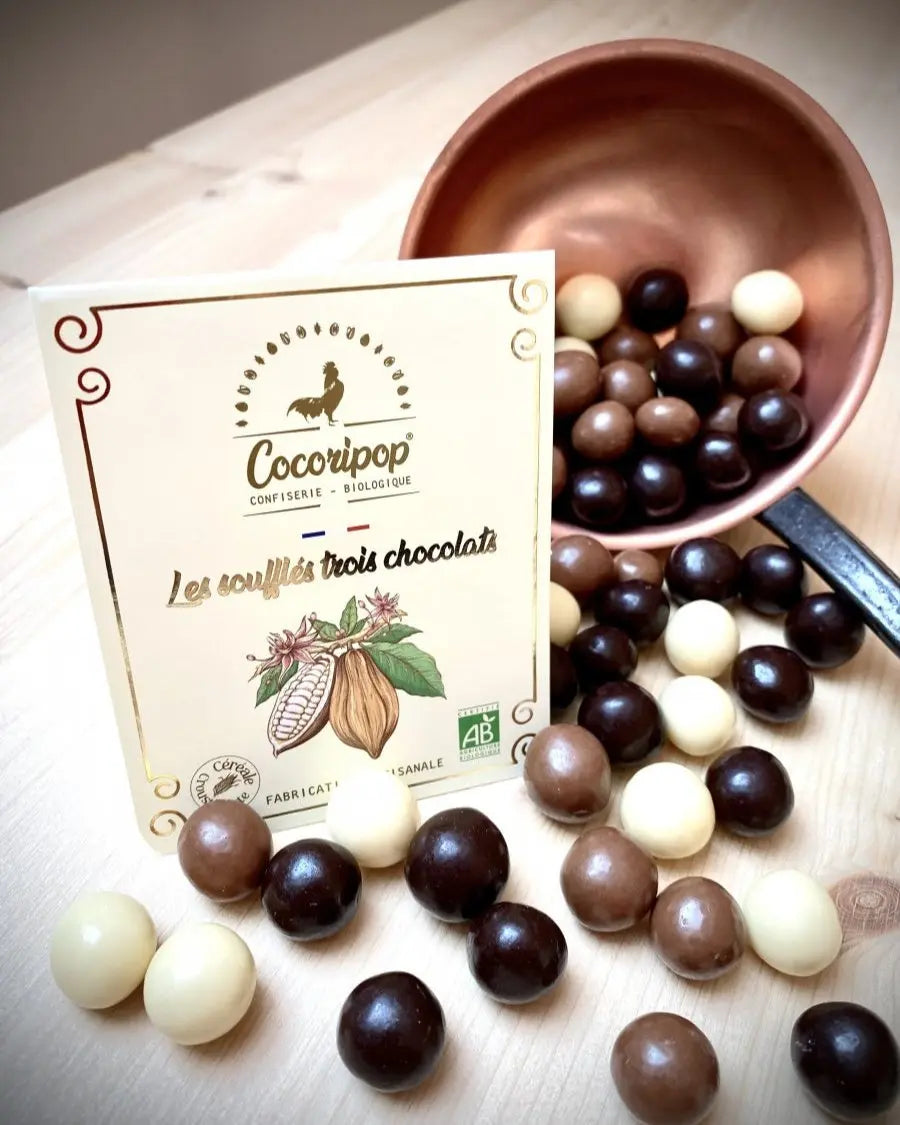 Les Soufflés Trois Chocolats Bio – une association parfaite de textures croquantes et fondantes, combinant l’intensité du chocolat noir, l’onctuosité du chocolat au lait et la douceur du chocolat blanc. Une mise en scène gourmande et raffinée pour une dégustation savoureuse. bio