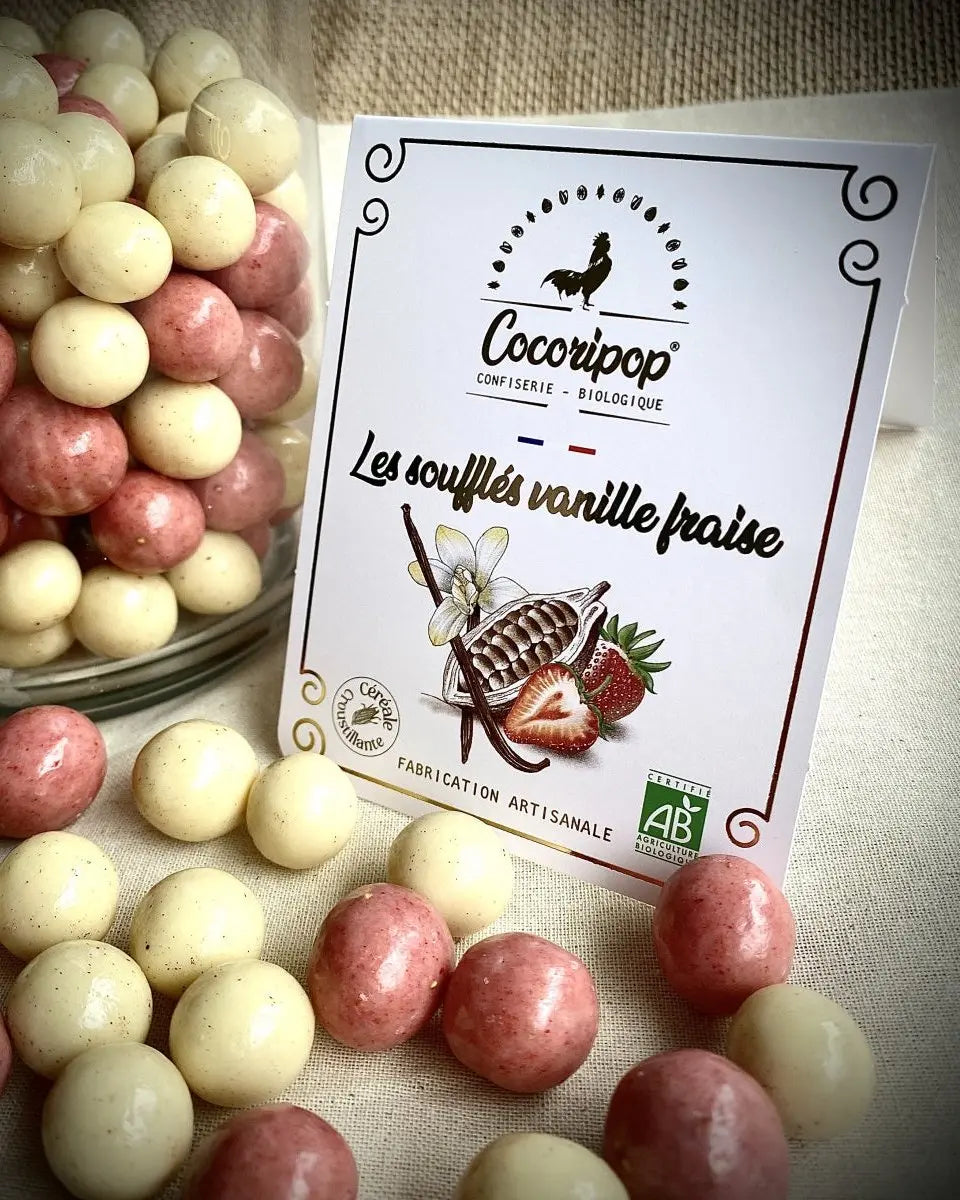 Les Soufflés Vanille Fraise Bio – un duo parfait entre la douceur du chocolat blanc, la fraîcheur de la fraise et l’arôme raffiné de la vanille bourbon. Une mise en scène gourmande et raffinée pour une dégustation pleine de saveurs. bio