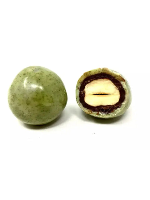 Noisette enrobée de chocolat noir Bio en Vrac noir intense, finition verte éclatante, présentée sur fond blanc. oeufs du coq en chocolat BIO