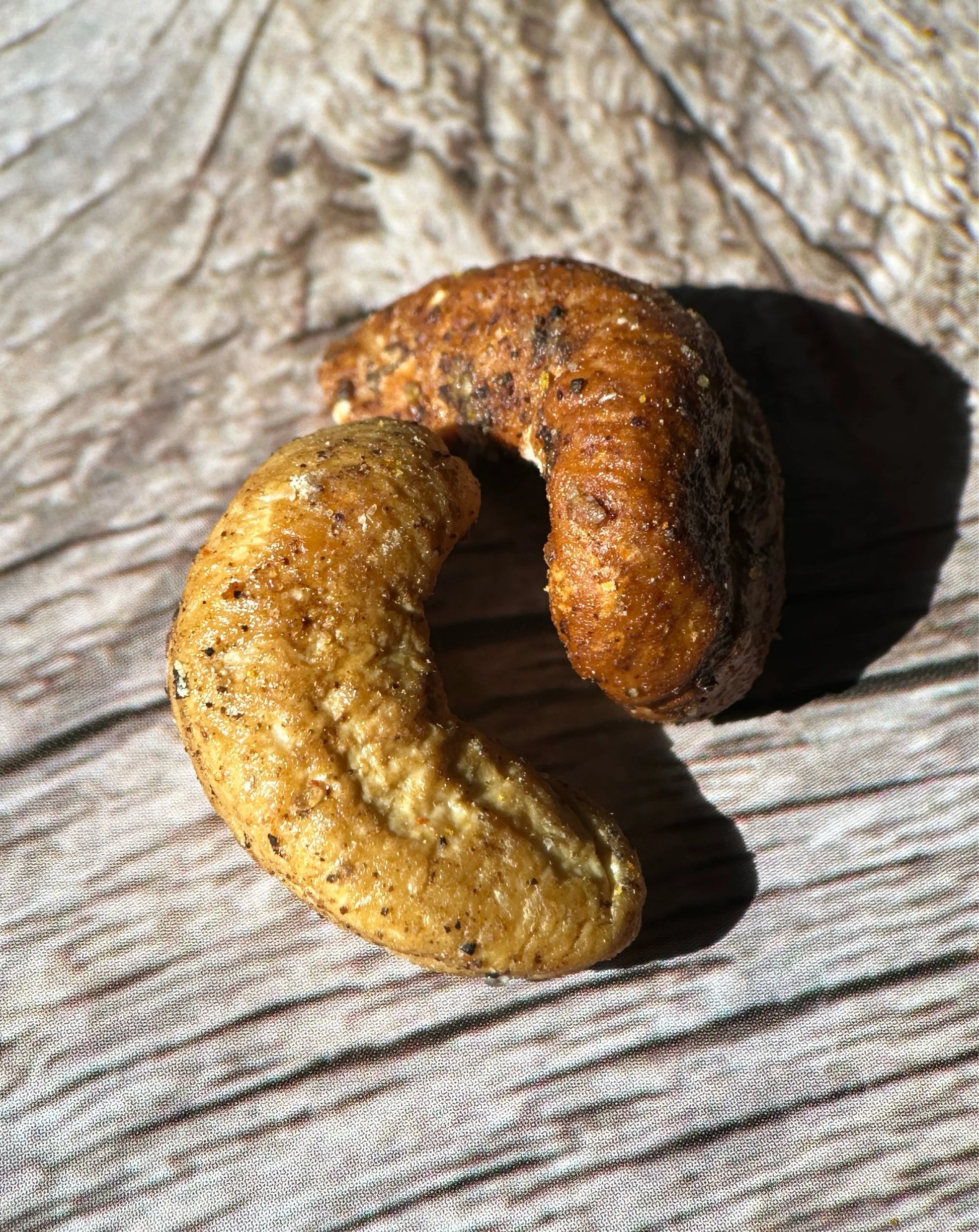 Noix de cajou grillées au poivre sauvage Bio – une alliance équilibrée entre le croquant des noix grillées, la douceur du miel et la puissance aromatique du poivre sauvage. Une mise en scène appétissante pour un apéritif relevé et raffiné. bio