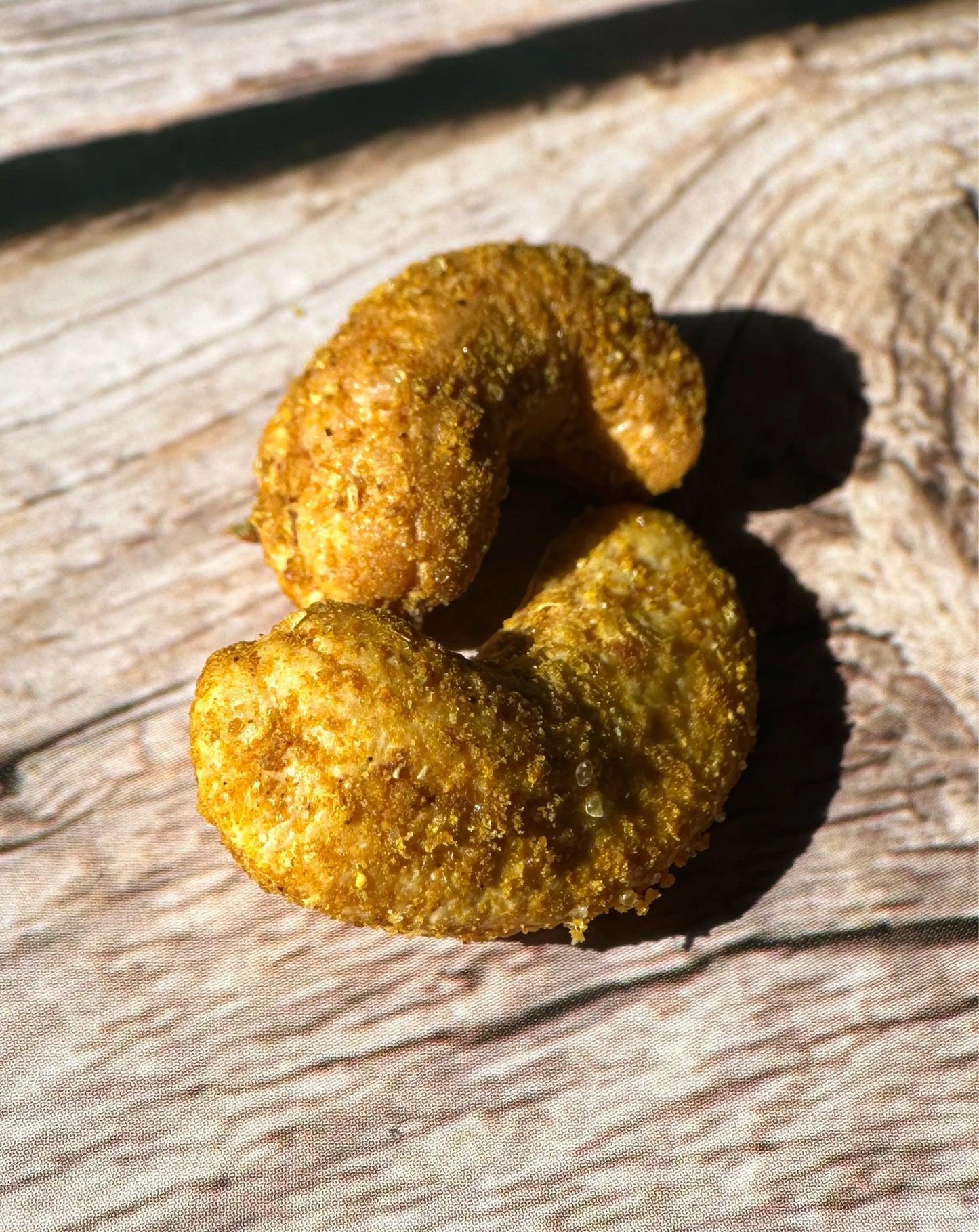Noix de cajou grillées aux épices Indiennes Bio – une sélection de noix grillées, sublimées par un savant mélange de curry, cumin et épices orientales, parfaites pour relever vos apéritifs avec une touche exotique. Une mise en scène chaleureuse et appétissante. bio