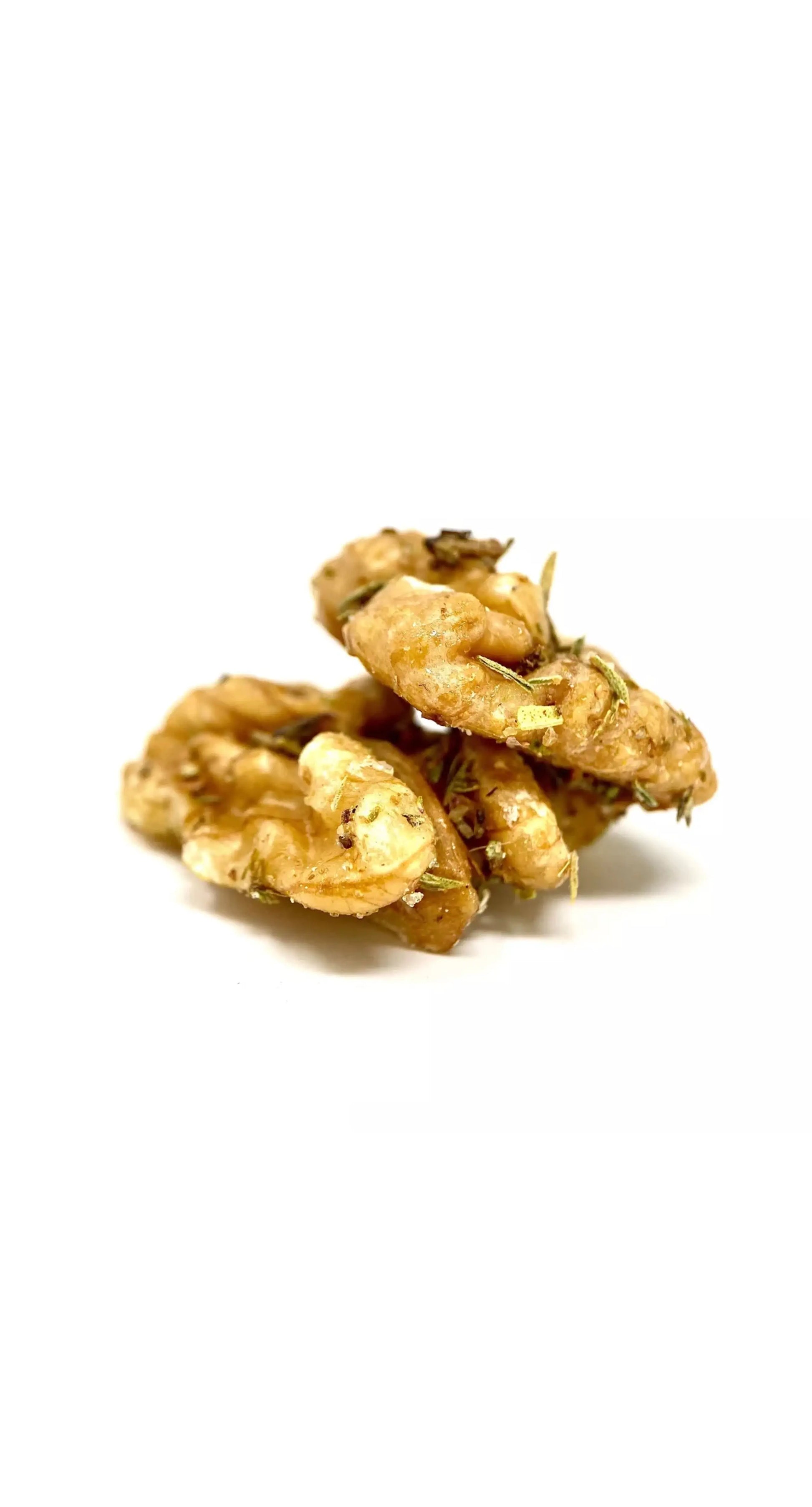 Cerneau de noix du Berry croquant, enrobé d’un mélange d’origan et de thym, offrant un équilibre parfait entre saveurs boisées et notes aromatiques, sur fond blanc. bio
