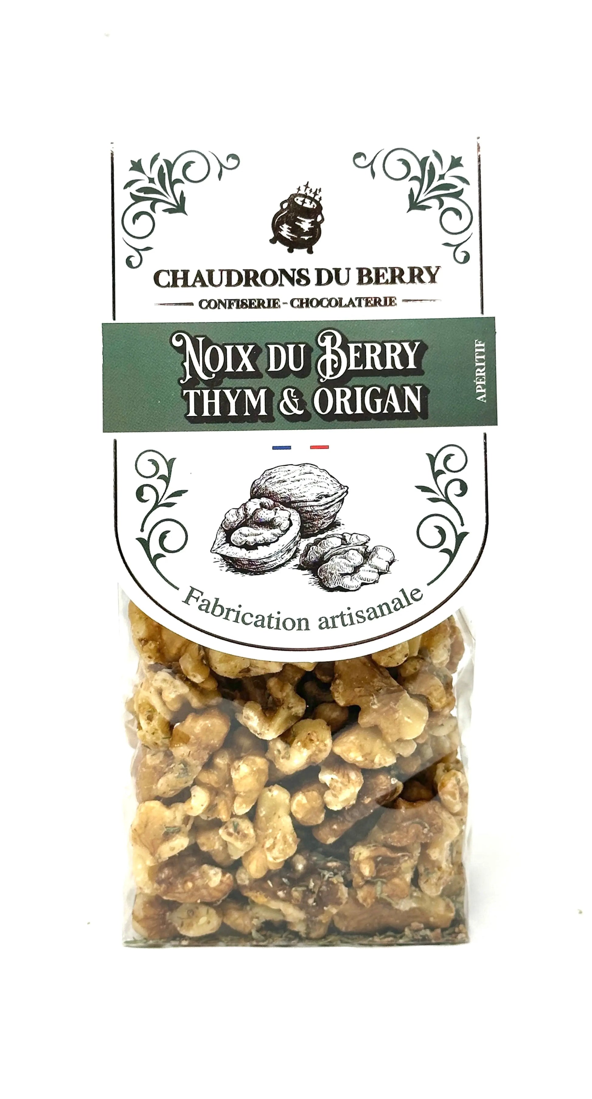Noix du Berry au Thym et Origan – noix locales bio délicatement assaisonnées avec du thym, de l’origan et une touche de sel, une recette savoureuse idéale pour l’apéritif, présentée sur fond blanc. bio