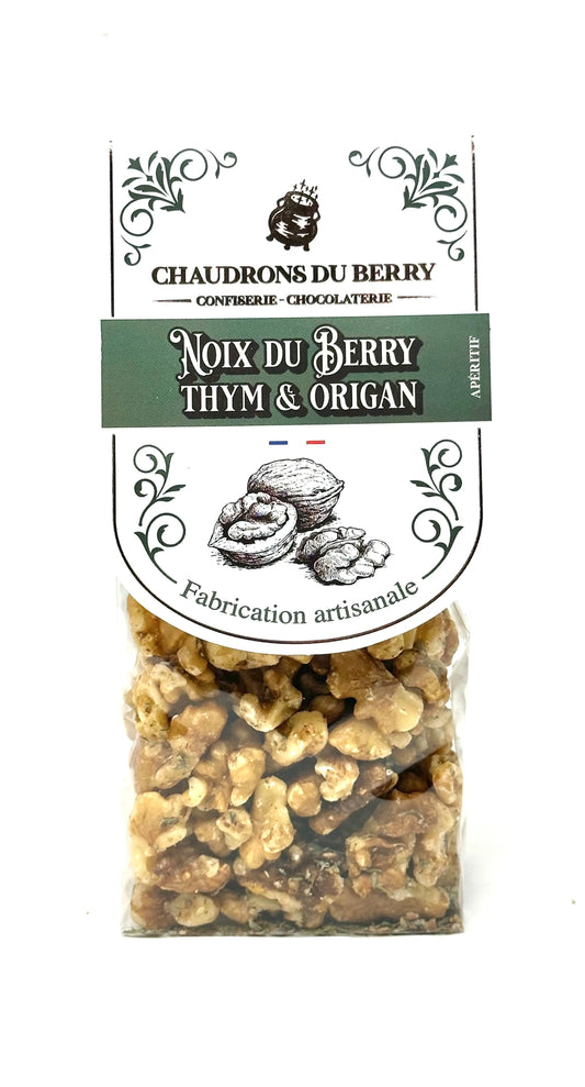 Noix du Berry au Thym et Origan – noix locales bio délicatement assaisonnées avec du thym, de l’origan et une touche de sel, une recette savoureuse idéale pour l’apéritif, présentée sur fond blanc. bio