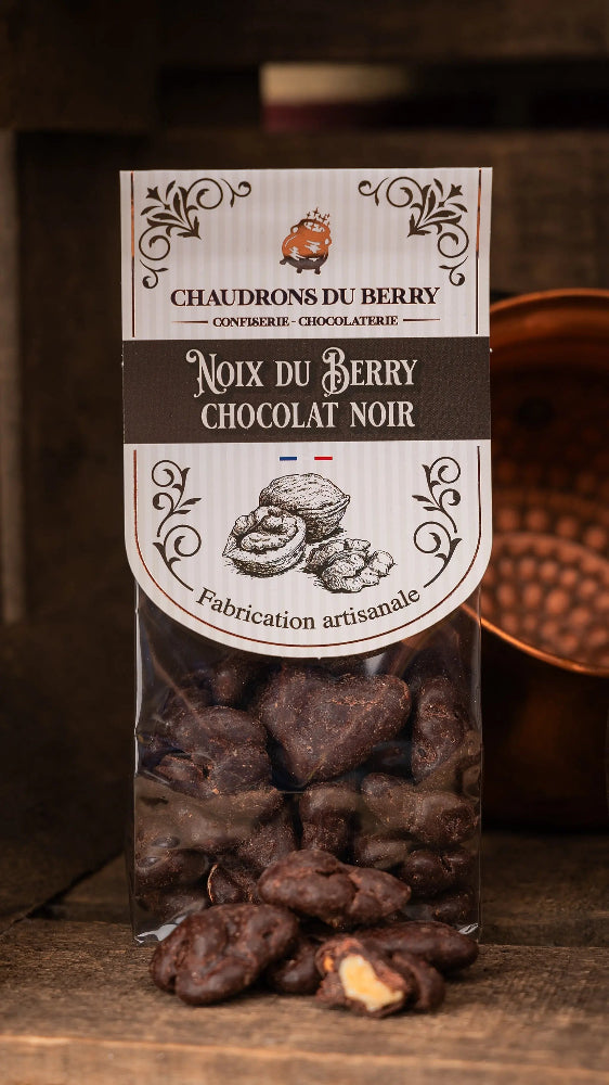 Noix du Berry au Chocolat Noir – un équilibre parfait entre la douceur croquante des noix torréfiées et la puissance du chocolat noir, sublimé dans une mise en scène raffinée et authentique. bio