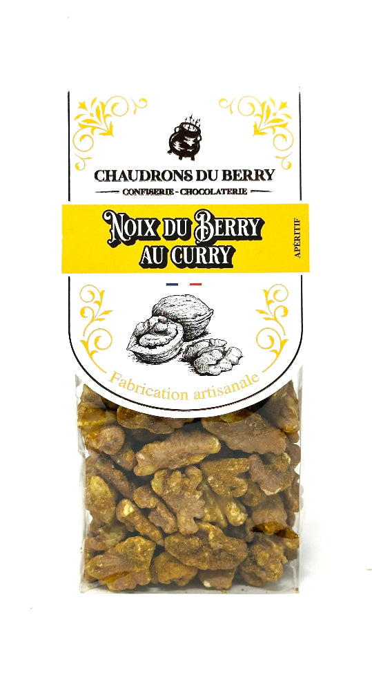 Noix du Berry au Curry – noix locales bio délicatement torréfiées et assaisonnées d’un mélange d’épices curry, une recette savoureuse et épicée idéale pour l’apéritif, présentée sur fond blanc. bio