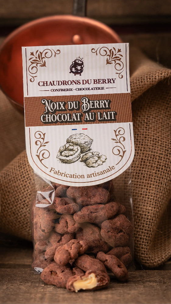 Noix du Berry au Chocolat au Lait – alliance parfaite entre le croquant des noix torréfiées et la douceur du chocolat au lait, sublimée par une fine couche de cacao pour une touche intense. Une mise en scène envoûtante pour une dégustation gourmande et authentique. bio