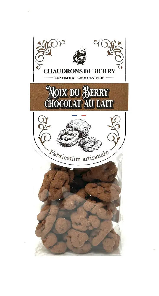 Noix du Berry au Chocolat au Lait – cerneaux de noix du Berry torréfiés et enrobés d’un chocolat au lait onctueux, délicatement truffés à la poudre de cacao, une gourmandise fondante et raffinée, présentée sur fond blanc. bio
