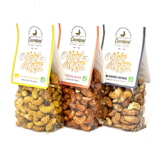 Pack Apéripop Bio ! – assortiment de noix de cajou bio aux saveurs épicées : poivre sauvage, épices indiennes et épices cajun, parfait pour sublimer vos apéritifs, présenté sur fond blanc. bio