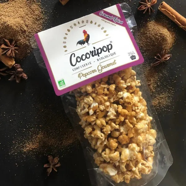 Popcorn Caramel Épices bio – une explosion de saveurs avec du caramel fondant et un subtil mélange d’épices façon pain d’épices, sublimé dans une mise en scène chaleureuse et gourmande. BIO