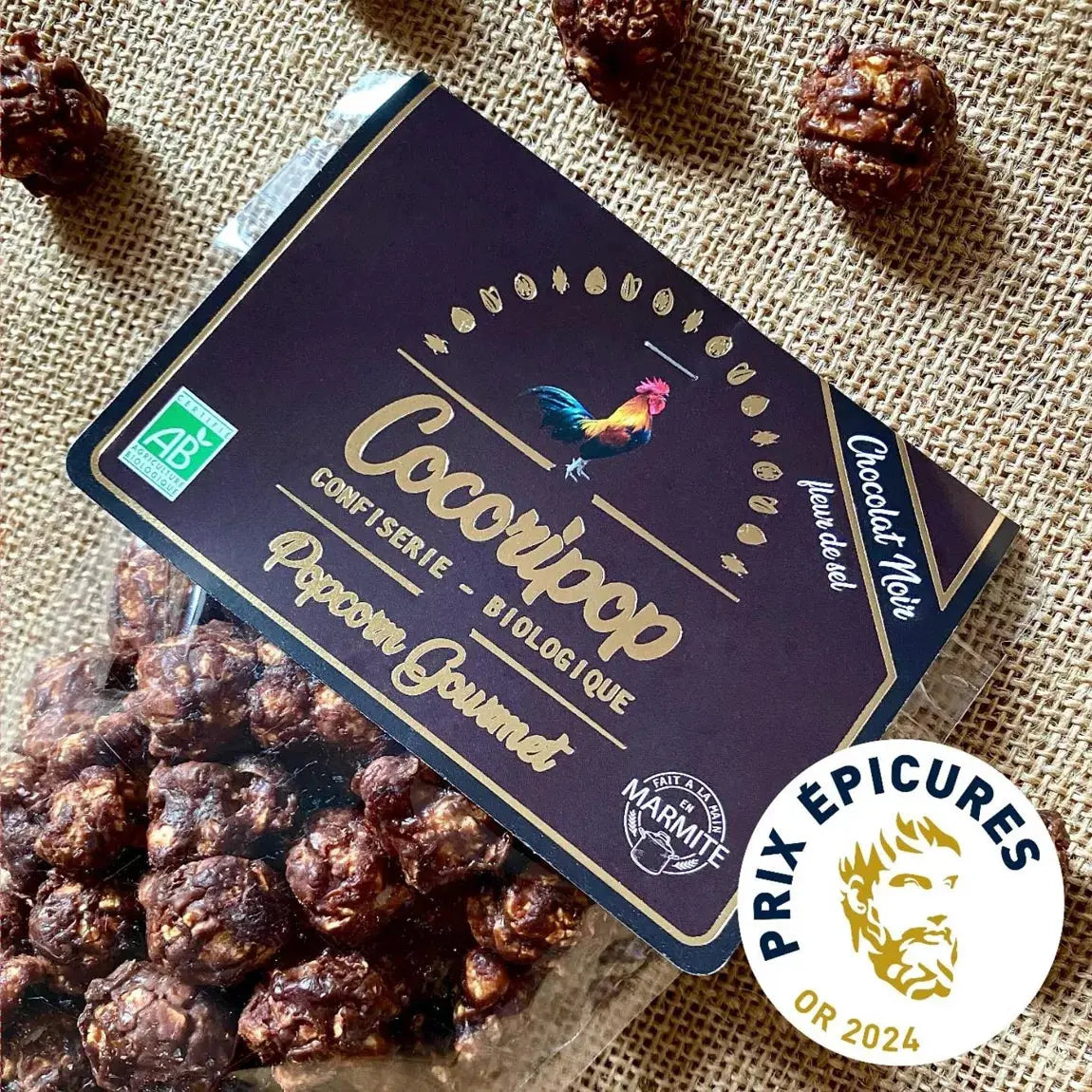 Popcorn Chocolat Noir Fleur de Sel Bio – Best-seller primé, un équilibre parfait entre le croquant du maïs soufflé, la puissance du chocolat noir et la subtilité de la fleur de sel, sublimé dans une mise en scène élégante et gourmande. bio