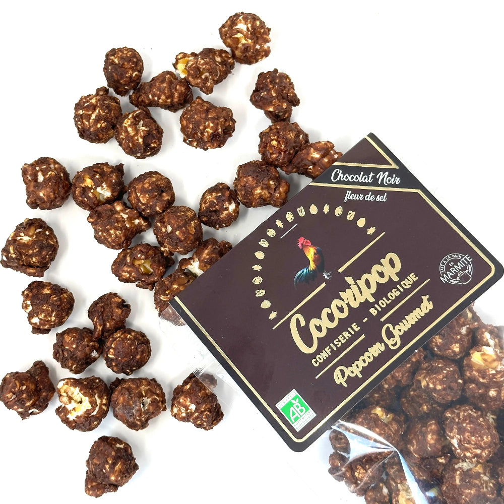 Popcorn Chocolat Noir Fleur de Sel Bio – maïs soufflé croustillant enrobé de chocolat noir intense et relevé d’une touche de fleur de sel, médaillé d’or au Salon Epicure Paris 2024, présenté sur fond blanc. bio