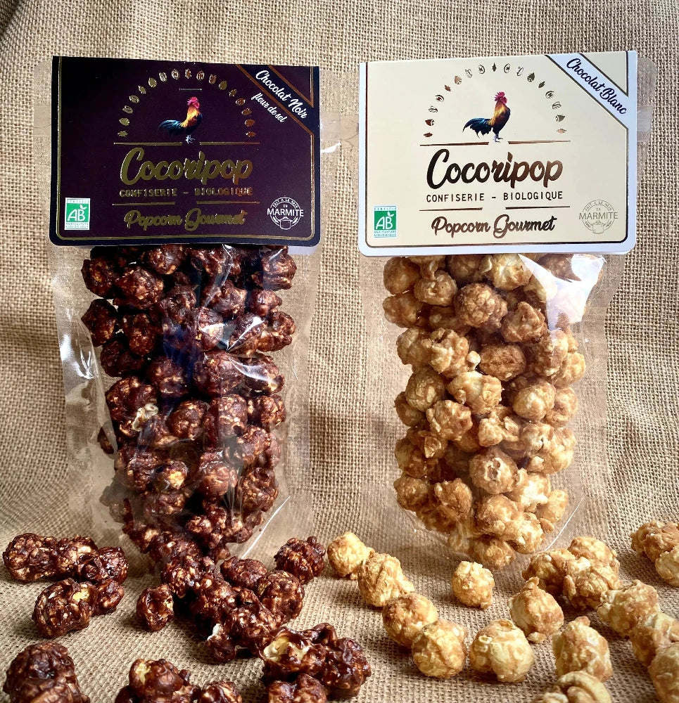 Popcorn Chocolat Noir Fleur de Sel Bio – Best-seller primé, un équilibre parfait entre le croquant du maïs soufflé, la puissance du chocolat noir et la subtilité de la fleur de sel, sublimé dans une mise en scène élégante et gourmande. bio