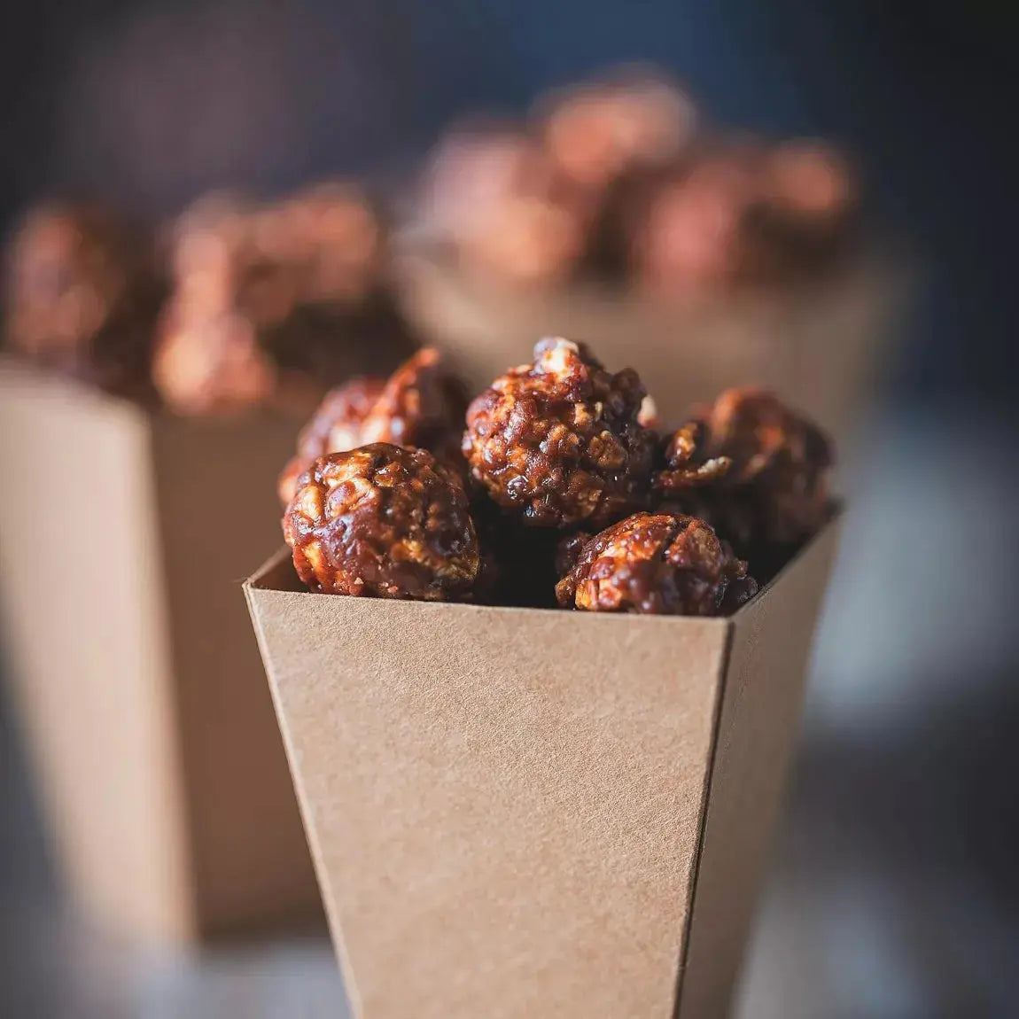 Popcorn Chocolat Noir Fleur de Sel Bio – Best-seller primé, un équilibre parfait entre le croquant du maïs soufflé, la puissance du chocolat noir et la subtilité de la fleur de sel, sublimé dans une mise en scène élégante et gourmande. bio