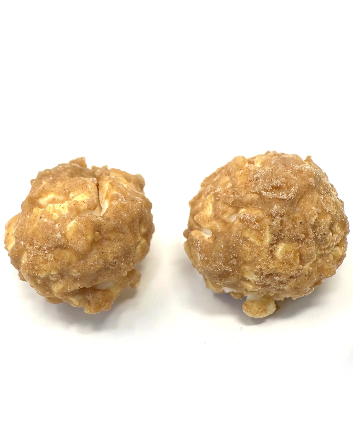 Grain de popcorn croustillant enrobé de caramel parfumé à la noix de coco, une explosion de saveurs tropicales, sur fond blanc. bio