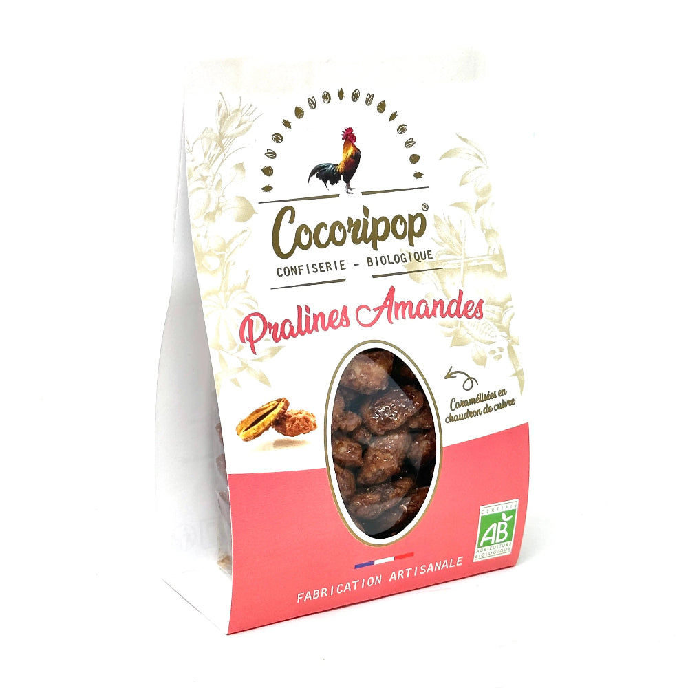 Pralines Amandes Bio – amandes bio torréfiées et enrobées d’une fine coque de sucre caramélisé, confectionnées artisanalement en chaudron de cuivre, présentées sur fond blanc. bio
