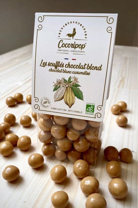Billes de maïs soufflé bio recouvertes de chocolat blond caramélisé, croquantes et fondantes à la fois