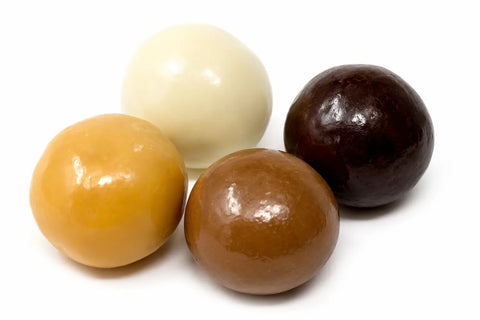 Œufs de poisson soufflés enrobés de chocolat français bio blanc, blond, lait et noir.