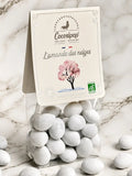 L'Amande des Neiges bio, amandes torréfiées enrobées de chocolat noir bio, de chocolat au lait bio et délicatement dragéifiées, fabriquées artisanalement près de Bourges dans le Berry par Cocoripop.