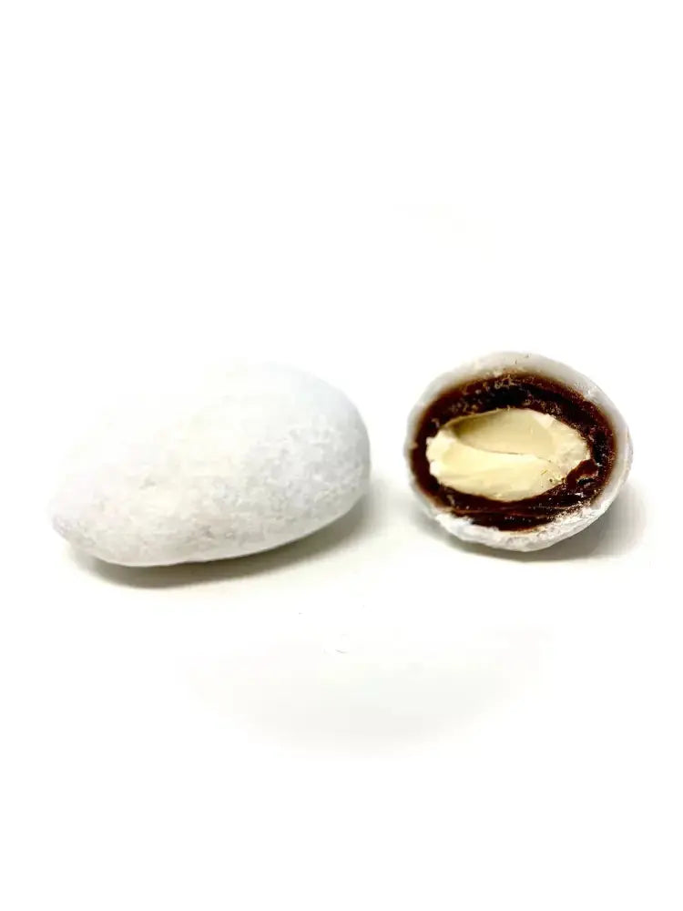 l'amande des neiges bio noir intense et recouverte d'une fine coque de sucre croquante, sur fond blanc. bio