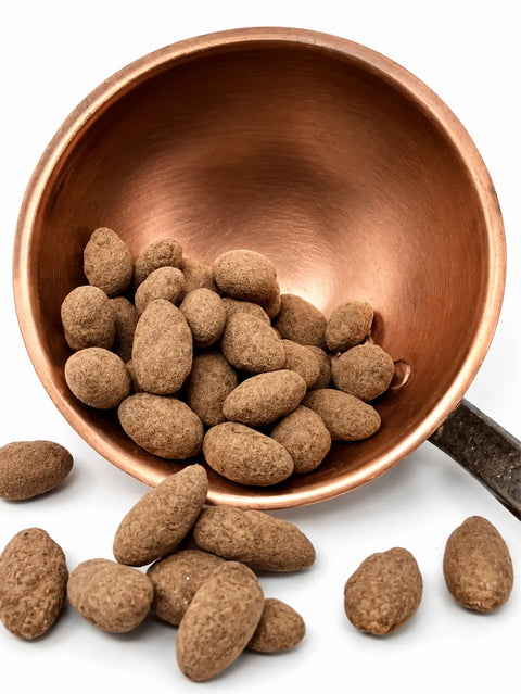 Amandes bio torréfiées enrobées de chocolat au lait bio puis truffées au cacao, gourmandise artisanale française fabriquée près de Bourges