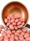 Amandes bio torréfiées enrobées de chocolat blanc, chocolat au lait et poudre de fraise bio, fabriquées artisanalement près de Bourges dans le Berry.