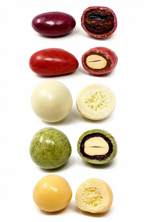 Confiserie artisanale française réunissant des amandes, des noisettes, des raisins secs et des billes de maïs enrobés de chocolat bio, fabriquée à Saint-Germain-du-Puy.