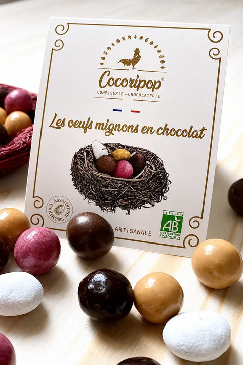 Assortiment d'amandes dragéifiées et de billes de céréales croustillantes enrobées de chocolats blanc, lait, noir, blond et framboise bio, fabriqué artisanalement près de Bourges dans le Berry par Cocoripop.