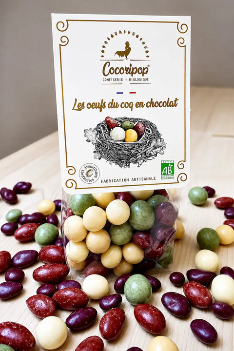 Assortiment de chocolats bio composé d'amandes, de noisettes, de raisins secs et de billes de maïs enrobés de chocolat, fabriqué artisanalement près de Bourges dans le Berry par Cocoripop.