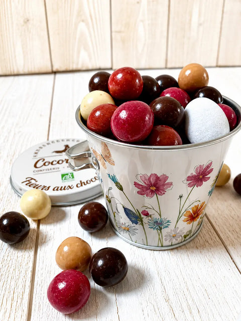 Assortiment de confiseries artisanales françaises élaborées avec des chocolats biologiques issus du commerce équitable, fabriqué près de Bourges dans le Berry par Cocoripop pour célébrer Pâques.
