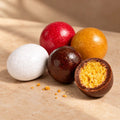Assortiment de confiseries artisanales de Noël avec billes de céréales chocolatées et amandes gourmandes.