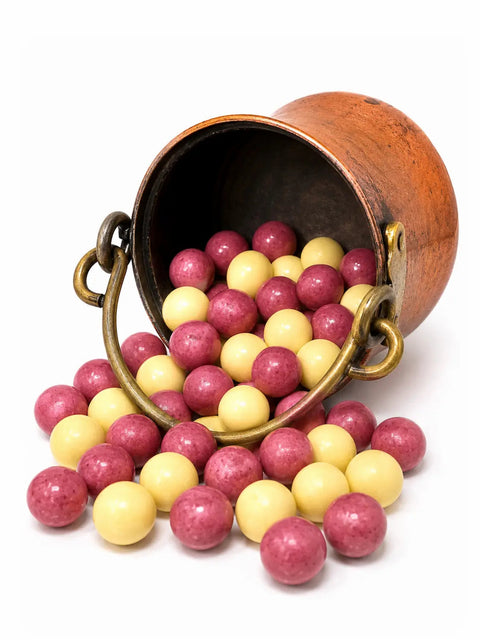 Billes de maïs soufflé enrobées de chocolat blanc, framboise et mangue bio, gourmandise artisanale française fabriquée près de Bourges