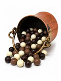 Billes de maïs soufflé enrobées de chocolat noir, chocolat au lait et chocolat blanc bio, gourmandise artisanale française fabriquée près de Bourges