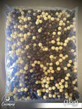 Billes de maïs enrobées de trois chocolats bio, confiserie artisanale française fabriquée à Saint-Germain-du-Puy près de Bourges avec des ingrédients biologiques de qualité