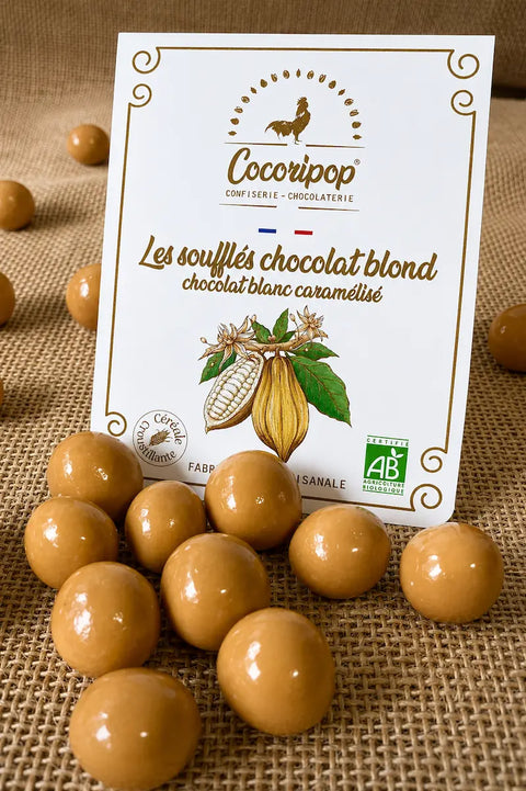 Billes de maïs soufflées enrobées de chocolat blond caramélisé bio, confection artisanale française à Saint-Germain-du-Puy près de Bourges.