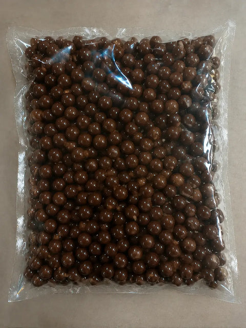 Billes de maïs soufflé bio enrobées de chocolat noir fabriquées artisanalement à Saint-Germain-du-Puy près de Bourges.