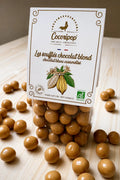 Confiserie artisanale française composée de billes de maïs croustillantes enrobées d'un chocolat blond caramélisé bio aux notes de biscuit et de caramel.
