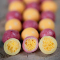 Billes de maïs croustillantes au chocolat blanc, framboise et mangue bio.