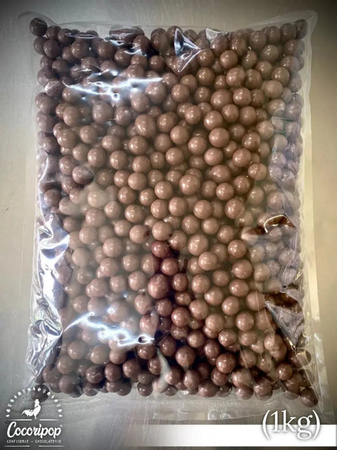 billes de mais au chocolat au lait bio en vrac presentees dans un bocal en verre