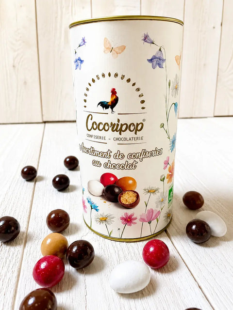 Boîte Cylindre de chocolats bio fabriquée artisanalement près de Bourges dans le Berry par Cocoripop, garnie d'un assortiment de confiseries chocolatées pour Pâques.