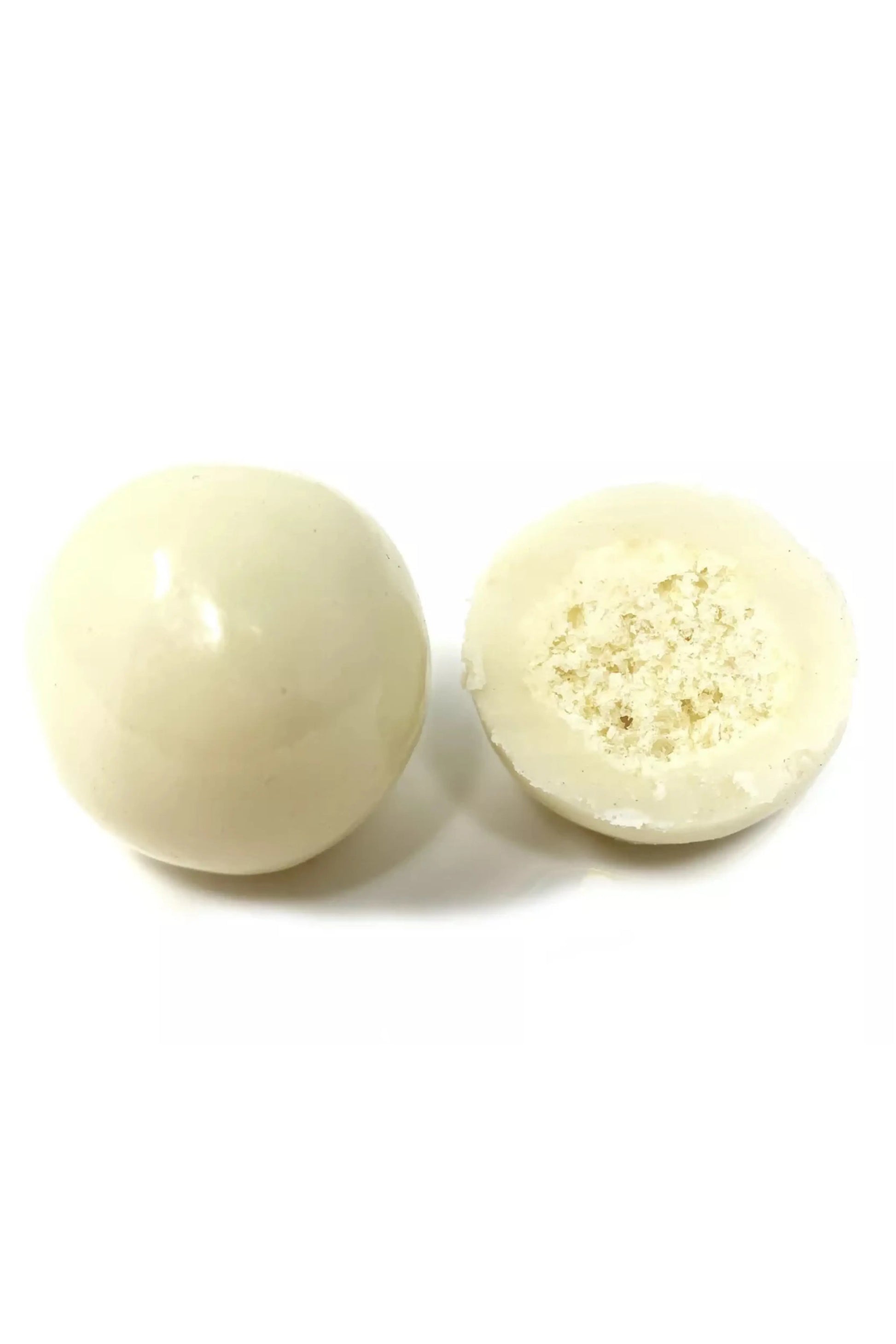 Boîte en métal blanche de Cocoripop contenant des soufflés trois chocolats bio