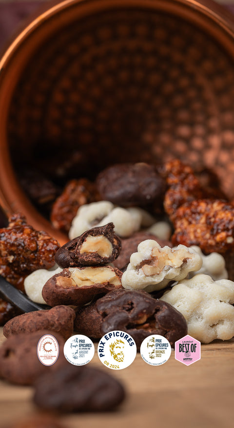 Assortiment noix du Berry caramelisees et enrobees chocolat noir lait blanc confiserie artisanale Cocoripop Bourges