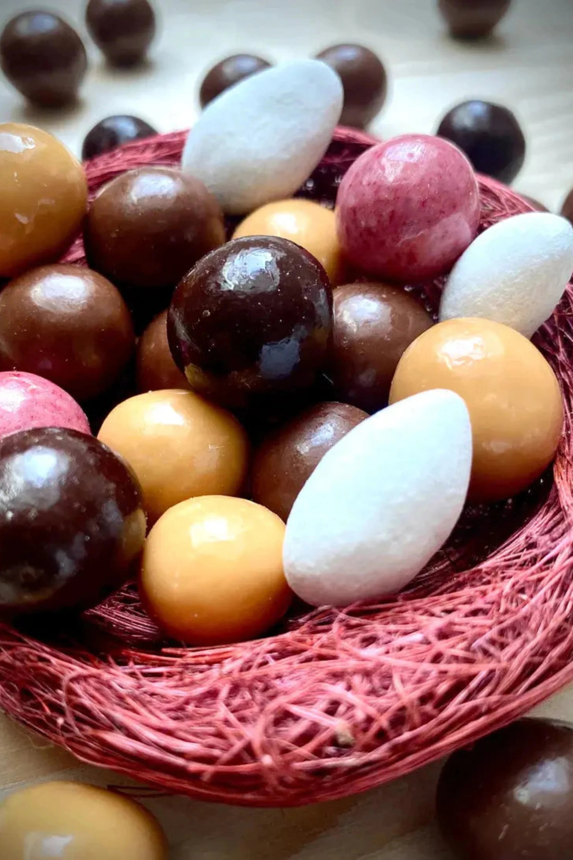 Chocolats bio colorés naturellement (framboise, blond, lait, noir) – assortiment œufs mignons Cocoripop