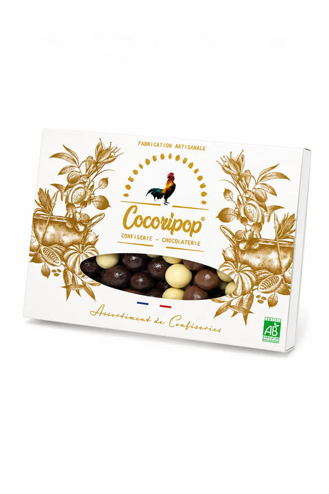 Coffret Noisettes aux Trois Chocolats Bio fabriqué artisanalement près de Bourges, réunissant des noisettes torréfiées enrobées de chocolats biologiques.