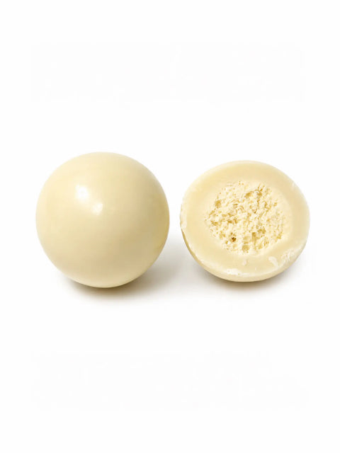 Confiserie artisanale française aux billes de maïs croustillantes enrobées de chocolat blanc bio, fabrication à Saint-Germain-du-Puy