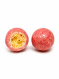 Confiserie artisanale française aux billes de maïs croustillantes enrobées de chocolat blanc bio et poudre de fraise, fabrication à Saint-Germain-du-Puy