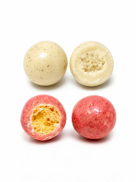 Confiserie artisanale française aux billes de maïs croustillantes enrobées de chocolat blanc bio, fraise et vanille bourbon, fabrication à Saint-Germain-du-Puy